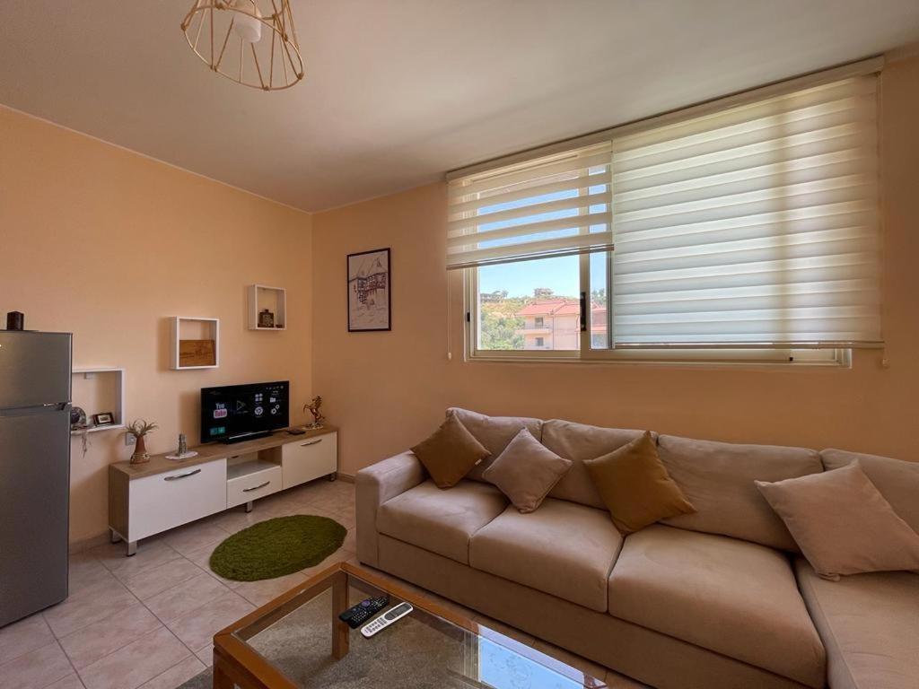 Lisus Apartment فلورا المظهر الخارجي الصورة